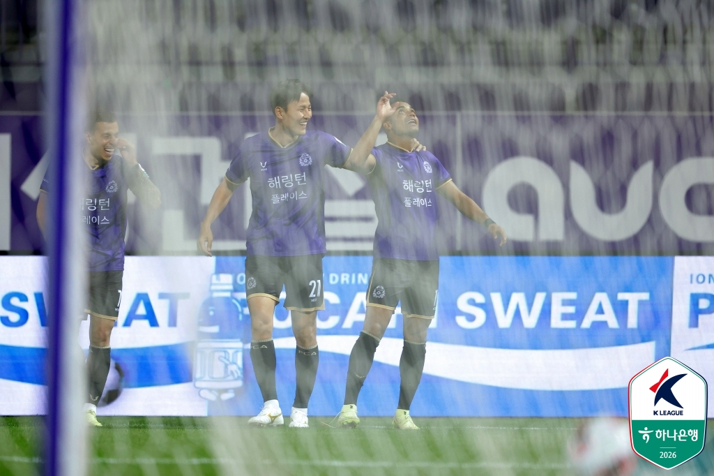 FC安養（アンヤン）アイルトンが22日、安養（アンヤン）総合運動場で行われた蔚山（ウルサン）HDとのハナ銀行Kリーグ120269ラウンドで先制ゴールを決めた後、ゴールセレモニーをしている。 /写真=韓国プロサッカー連盟提供
