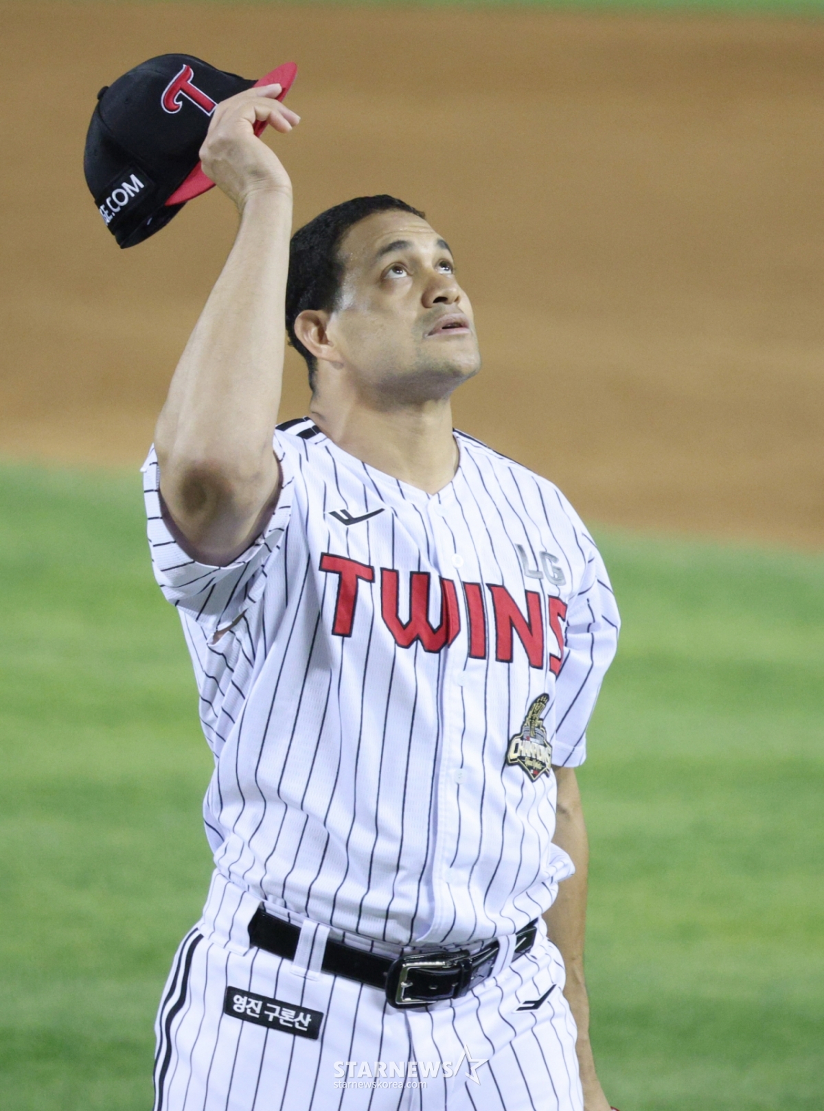 Vào ngày 16, đội LG Twins Yoni Chirinos đang hướng đến dugout sau khi kết thúc hiệp thứ năm trong trận đấu với Lotte Giants. /Ảnh = Người chờ đợi Kim Jin Kyung