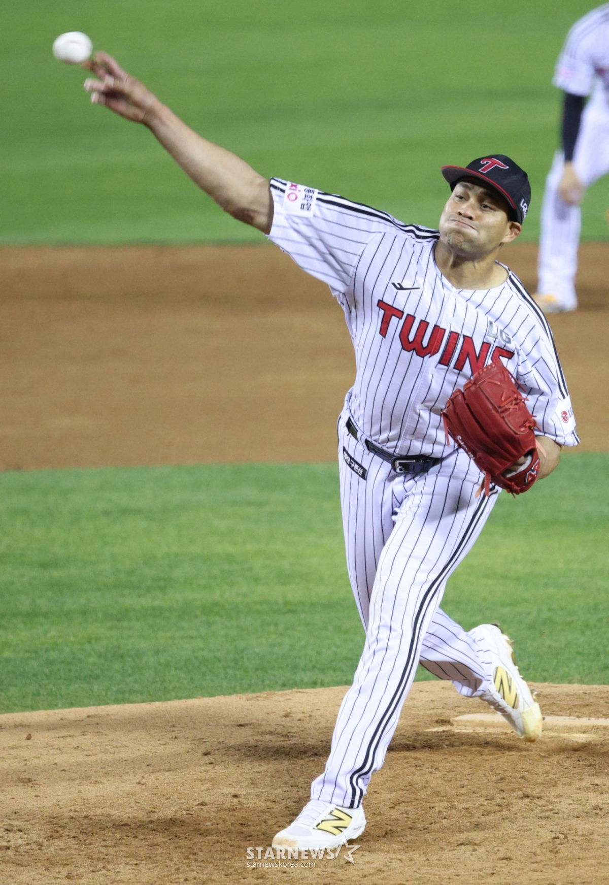 Yoni Chirinos của LG Twins bắt đầu ném bóng trước Lotte Giants vào ngày 16. /Ảnh = Người chờ đợi Kim Jin Kyung