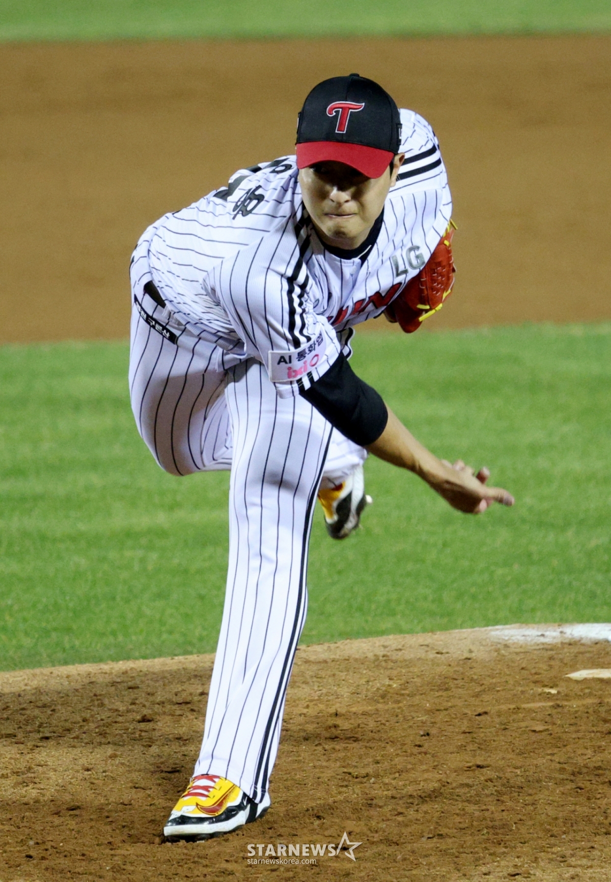 Cầu thủ ném bóng LG Lee Jung Yong đang ném bóng ngược lại trong trận đấu với KIA Tigers vào ngày 31 tháng trước. /Ảnh = Người chờ đợi Kim Jin Kyung