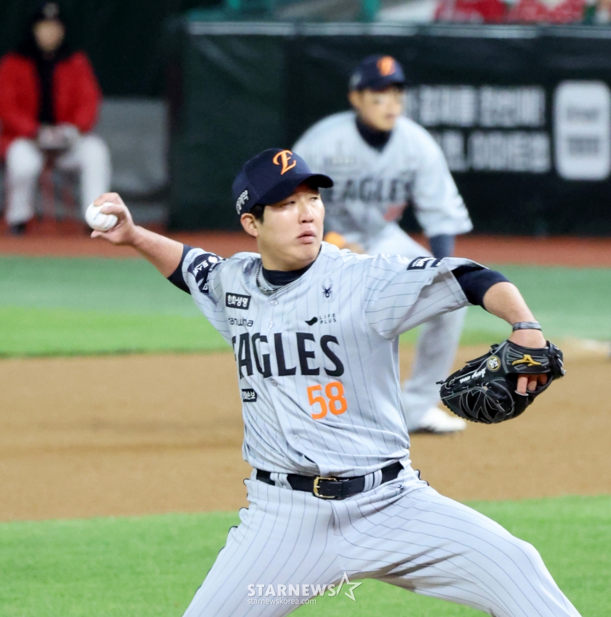 Cầu thủ ném bóng Park Sang Won của Hanwha Bullpen đang ném bóng vào cuối hiệp thứ 7 của trận đấu SSG Landers vào ngày 7 vừa qua. /Ảnh = Phóng viên cao cấp Kang Young Jo