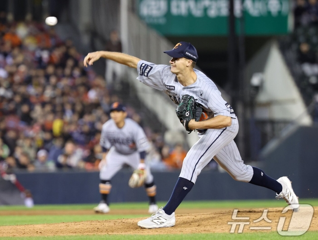 Jack Kushing, cầu thủ ném bóng cuối cùng của Hanwha Eagle, đang ném bóng vào cuối hiệp 8 khi đội LG Twins bị dẫn 5-6. Ảnh = News1