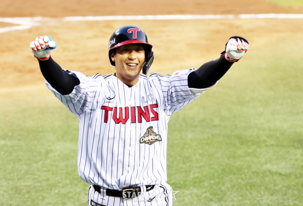 LG Twins' Song Chan-ui performs a celebration after rounding the bases following his go-ahead two-run home run against Wang Yen-ching in the bottom of the second inning with two outs and a runner on first during the home game against Hanwha Eagles at Jamsil Baseball Stadium on the 22nd as part of the 2026 Shinhan SOL KBO League. /Photo=Senior Reporter Kang Young-jo