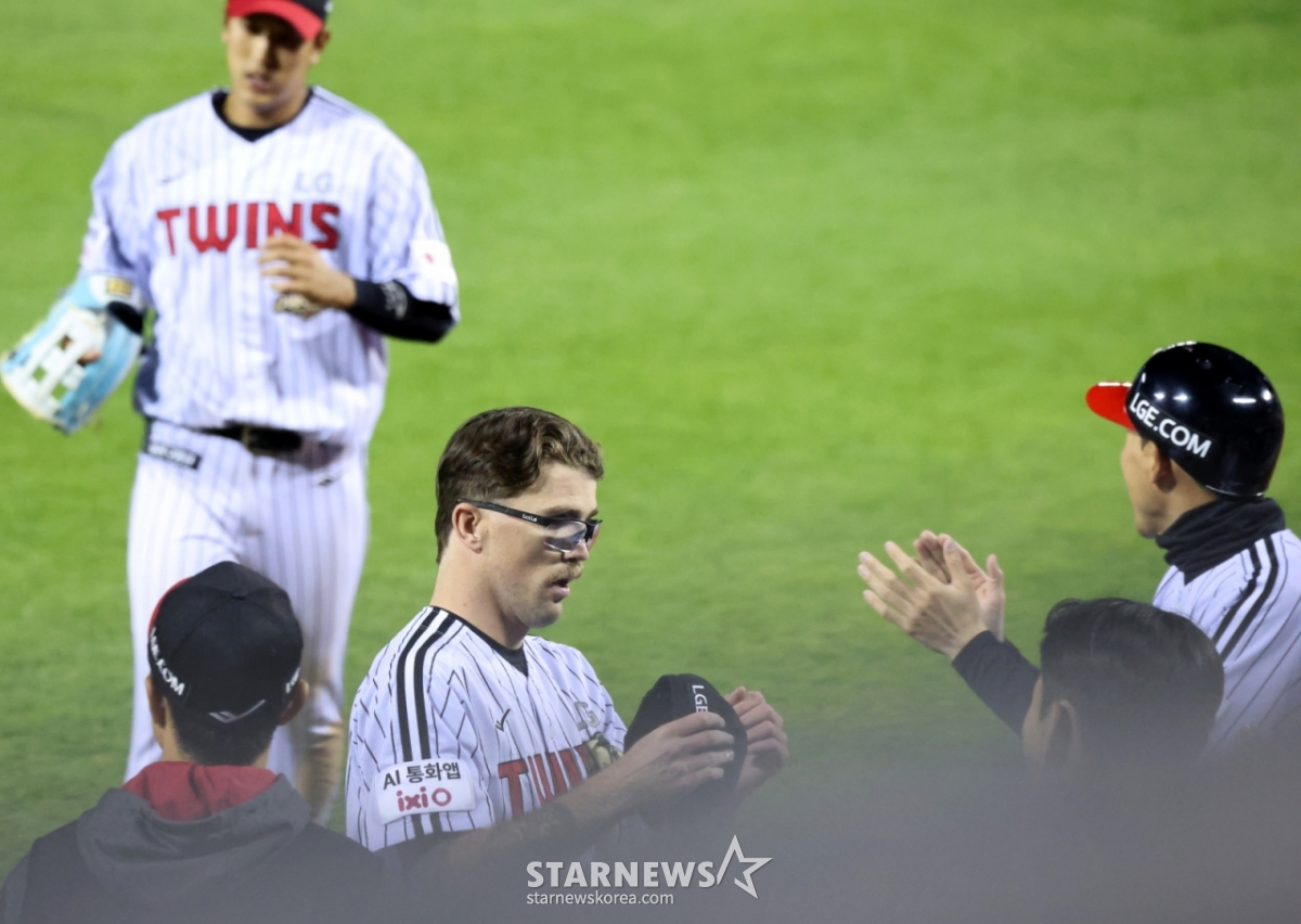 LG Twins' Lachlan Wells, on the 22nd, took the mound for the 2026 Shinhan SOL KBO League home game against Hanwha Eagles at Jamsil Baseball Stadium in Seoul, pitching scoreless innings before heading back to the dugout. /Photo=Senior Reporter Kang Young-jo