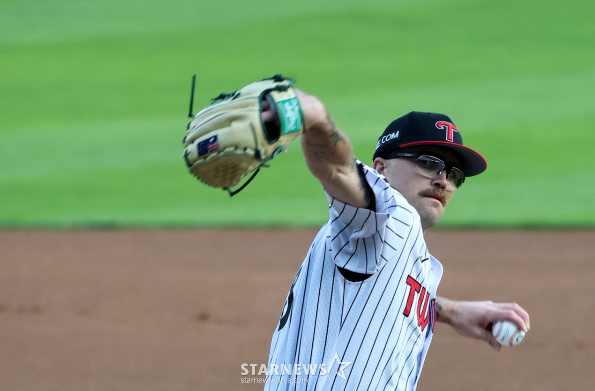 LG Twins' Lachlan Wells, on the 22nd, took the mound for the 2026 Shinhan SOL KBO League home game against Hanwha Eagles at Jamsil Baseball Stadium in Seoul, delivering a strong performance. /Photo=Senior Reporter Kang Young-jo
