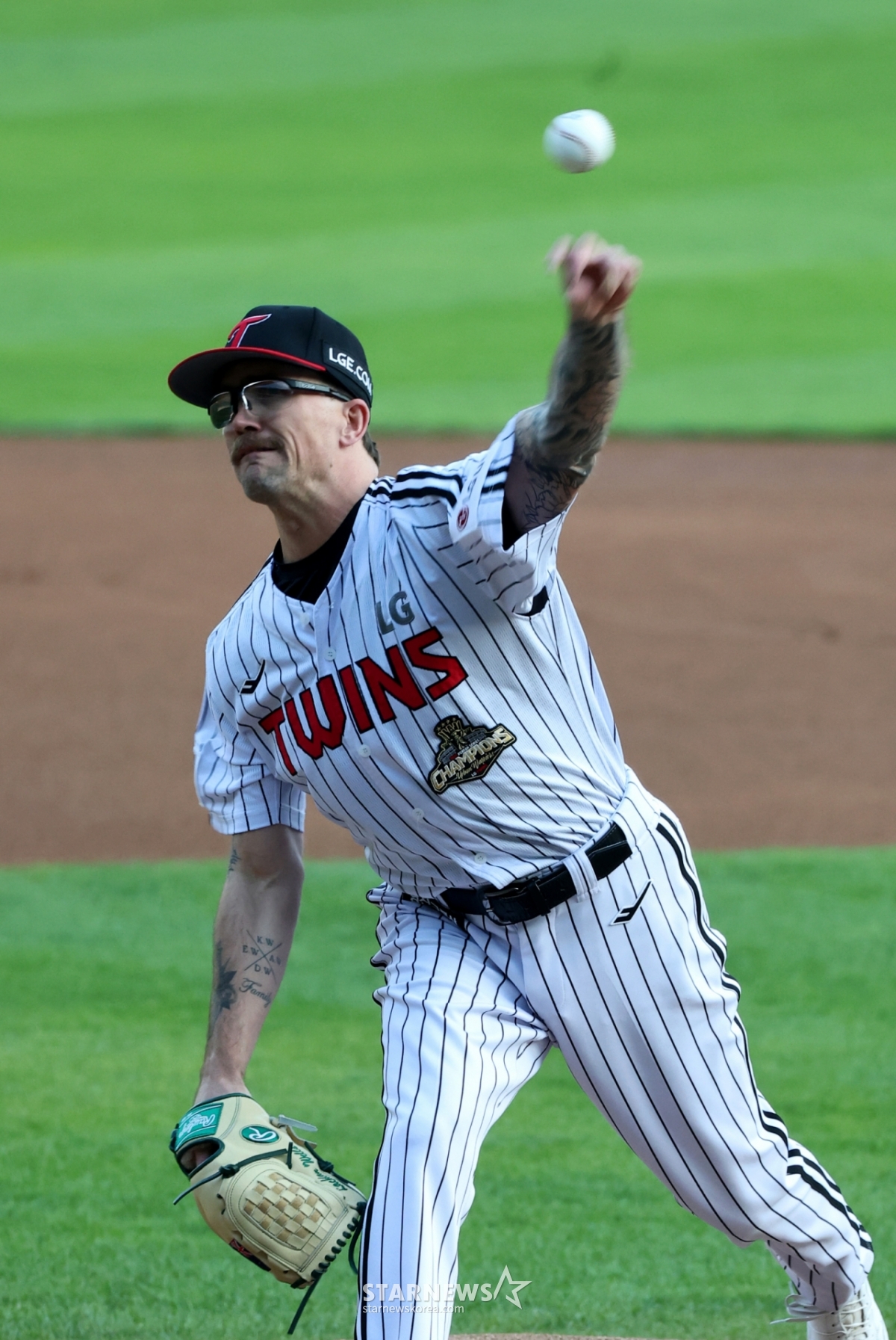 LG Twins' Lachlan Wells, on the 22nd, took the mound for the 2026 Shinhan SOL KBO League home game against Hanwha Eagles at Jamsil Baseball Stadium in Seoul, delivering a strong performance. /Photo=Senior Reporter Kang Young-jo