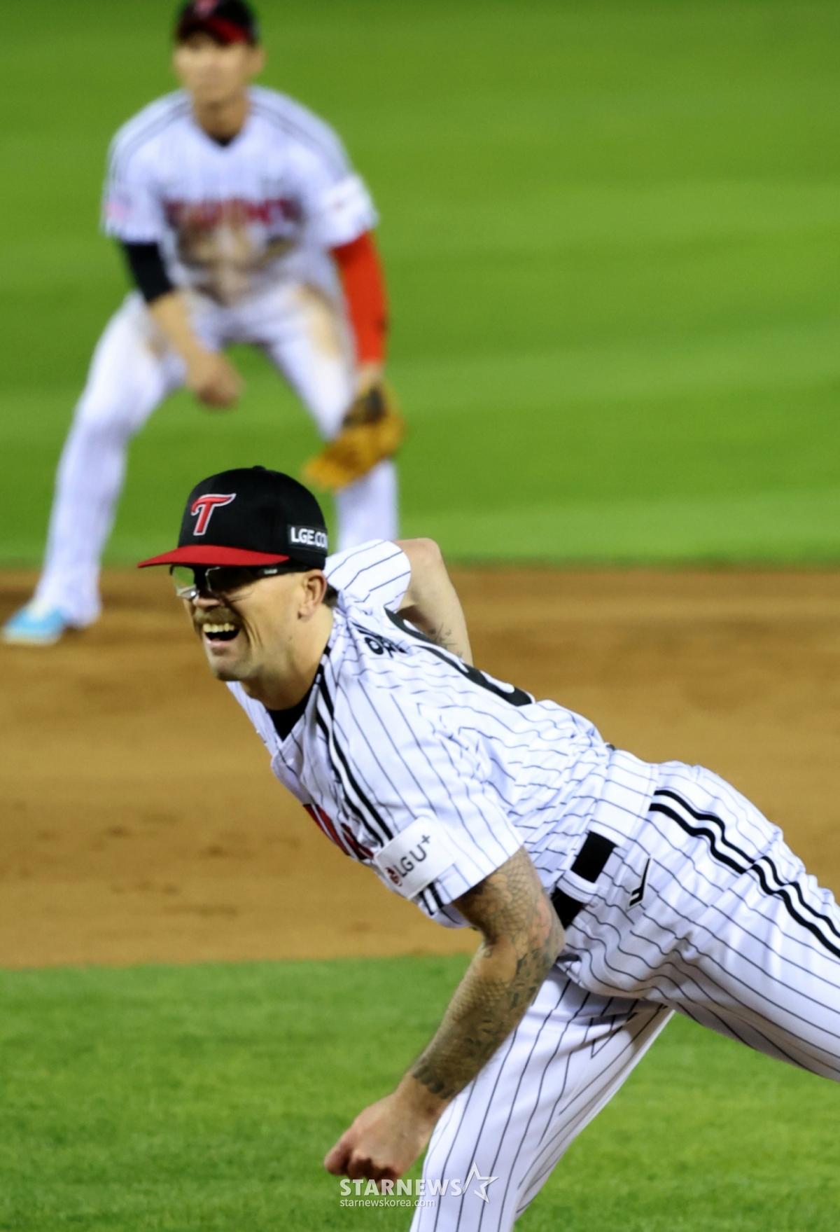 22日，LG双子队的拉克兰•威尔斯在蚕室球场举行的2026新韩SOL KBO联赛韩华鹰队的主场比赛中首发出场，并在第8回合初展开反投。 =照片=高级记者姜英祖。