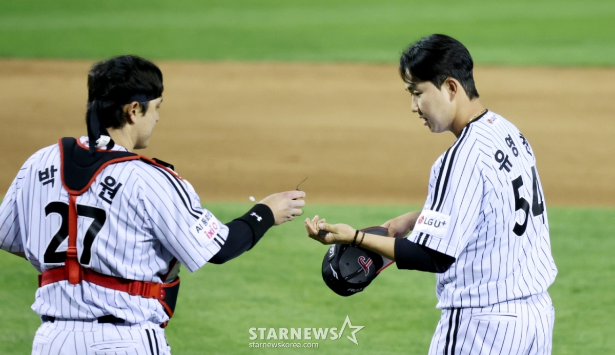 22日，LG双子队的终场投手柳永灿（右）在蚕室球场举行的2026新韩SOL KBO联赛与韩华老鹰队的主场比赛中，在第9回合初上场，在比赛结束后与接球手朴东元击掌庆祝。 =照片=高级记者姜英祖。