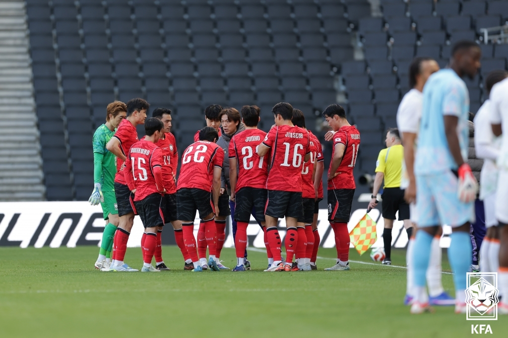 先月、コートジボワール戦のハイドレーションブレイクで、洪明甫（ホン·ミョンボ）監督が選手たちに指示している。 /写真=大韓サッカー協会提供