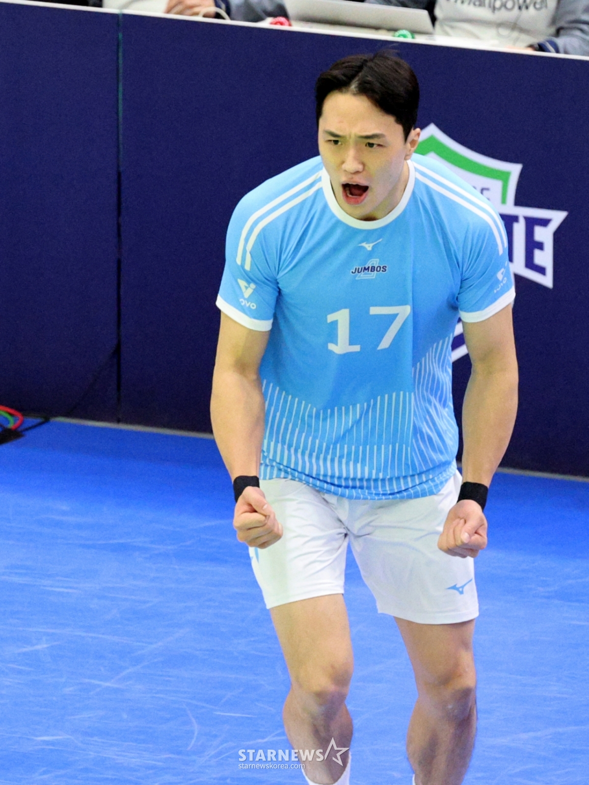 Лим Дон Хёк из Korean Air радуется после того, как забил в матче между KEPCO и Korean Air V-League 2025-2026 годов, который состоялся в Сувон гимназии 20-го числа. /Фото = Старший репортер Кан Ён Чжо