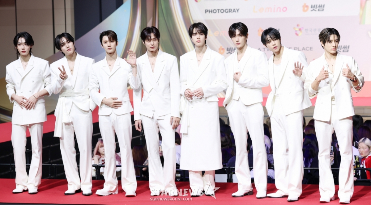 Группа The Boyz позирует на красной ковровой дорожке SBS K-pop Daejeon, которая прошла 25-го числа на Inspire Arena в Унсо-дон, Чун-гу, Инчхон.&nbsp;/2025.12.25 /Фото = Ким Хви Сон hwijpg@