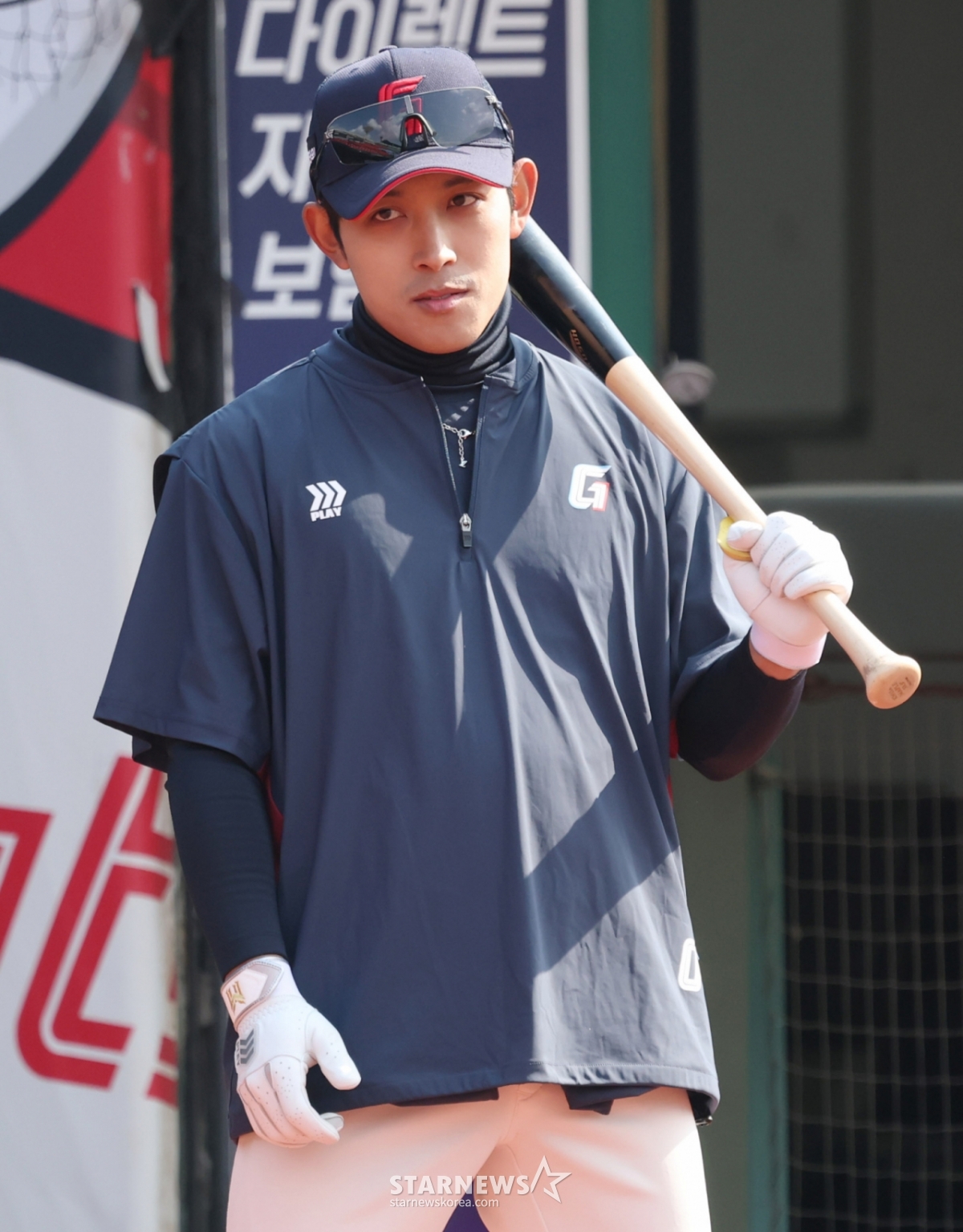 The 2026 Shinhan SOL Bank KBO League exhibition game between Lotte Giants and KT Wiz was held on the 12th at Busan Sajik Baseball Stadium. Lotte's Hwang Sung-bin is seen during batting practice. /Photo=Correspondent Kim Jin-kyung
