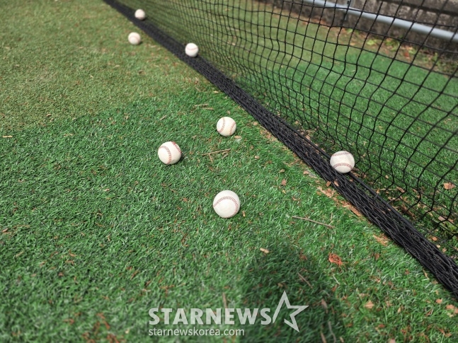 The baseball donated by KT Wiz to Yushin High School was immediately used for training. / Photo=Reporter Kim Dong-yun