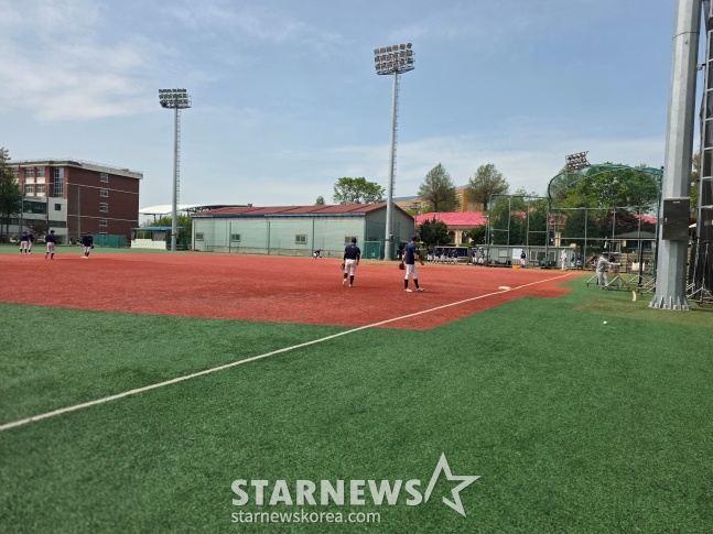 Students of the Yushin High School baseball team are conducting PFP training with baseballs donated by KT Wiz at the school's sports field on the 22nd. / Photo=Kim Dong-yun, Reporter