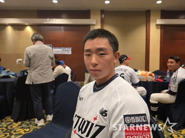 Lee Kang-min is smiling after being selected by KT in the 2026 KBO Rookie Draft held last year. / Photo=Kim Dong-yoon, Reporter