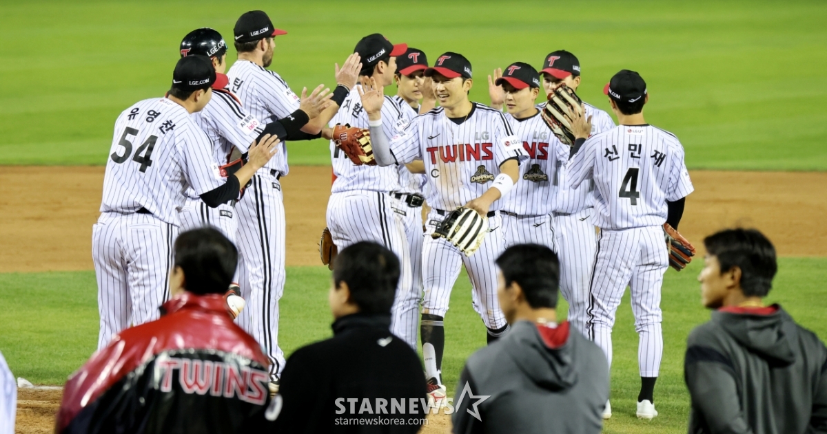 [한번에쓱] 오늘은 팀 완봉이다! '한화전 3-0 승리 자축하는 LG선수들