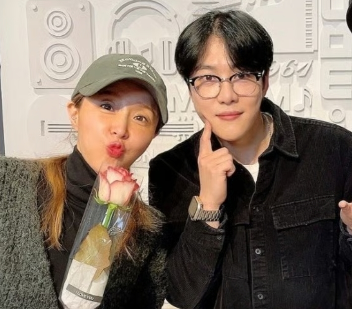 Shin Ji (left) and Moon Won / Photo='Single-Bunggle Show'