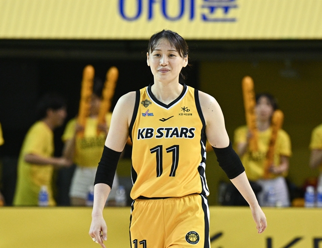 '박지수 결장'에도 강한 '강이슬 23점' KB, 삼성생명 완파! 우승 확률 73.5% 잡았다 [챔결 1차전]