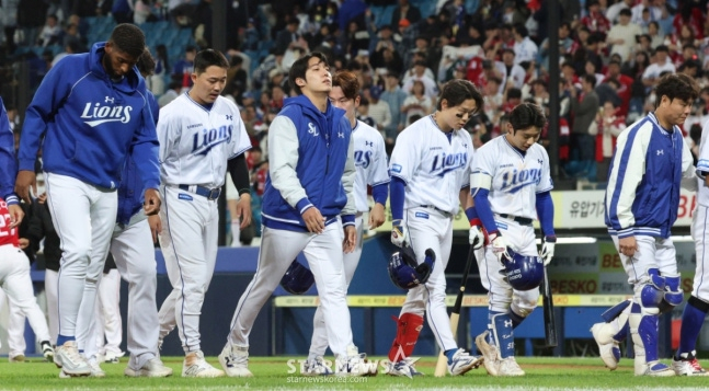 Samsung players greet fans after the game against SSG on the 22nd. /Photo=Kim Jin-kyung, Staff Reporter