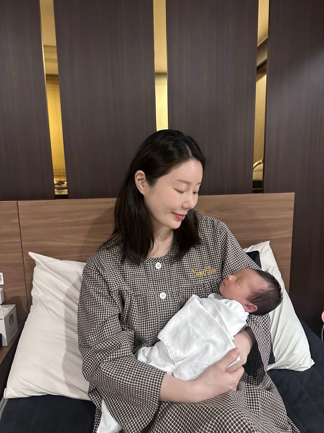 나비, 출산 10일 만에 둘째 딸 공개..애정 가득 '엄마 미소'