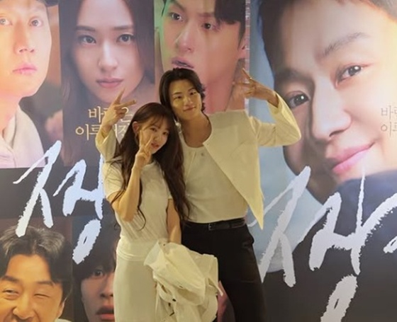 윤은혜, '11살 연하' 신승호와 핑크빛 후 재회..다정한 포즈 눈길