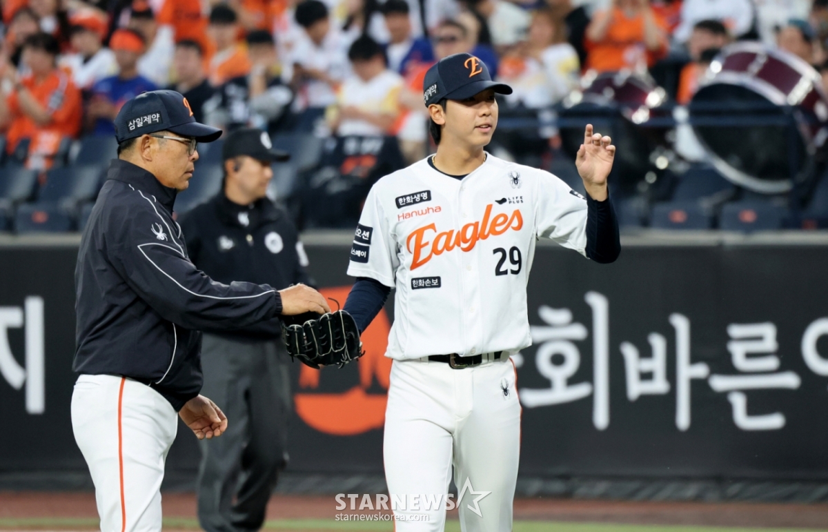 ハンファ·イーグルスのファン·ジュンソ投手（右）が15日、三星（サムスン）ライオンズとのホーム試合の1回表、ウィルケル·ヘルナンデス投手が降板した後、続いてマウンドに上がっている。 /写真=姜永祚（カン·ヨンジョ）先任記者