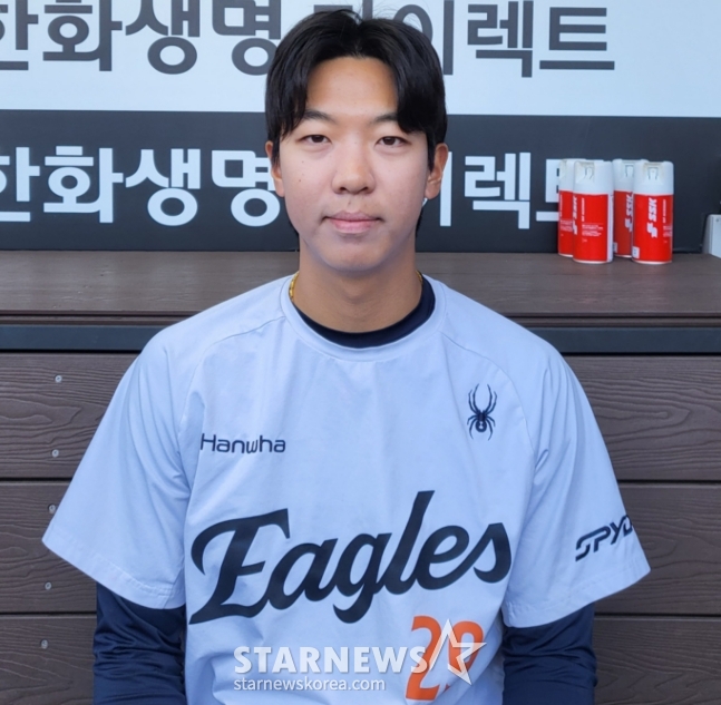 ハンファ·イーグルス投手のファン·ジュンソが取材陣とインタビューをしている。 /写真=アン·ホグン記者