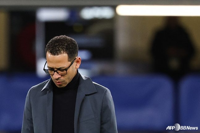 リアム·ロセニア監督が頭を下げている。 /AFPBBNews=ニュース1