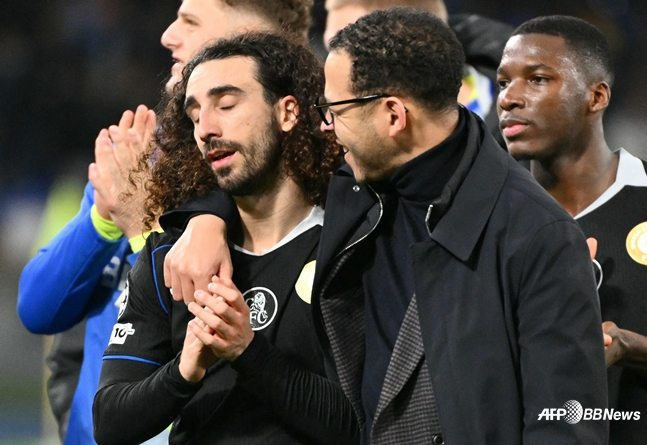 マーク·ククレラ（左）と対話を試みるリアン·ロセニア監督。 /AFPBBNews=ニュース1