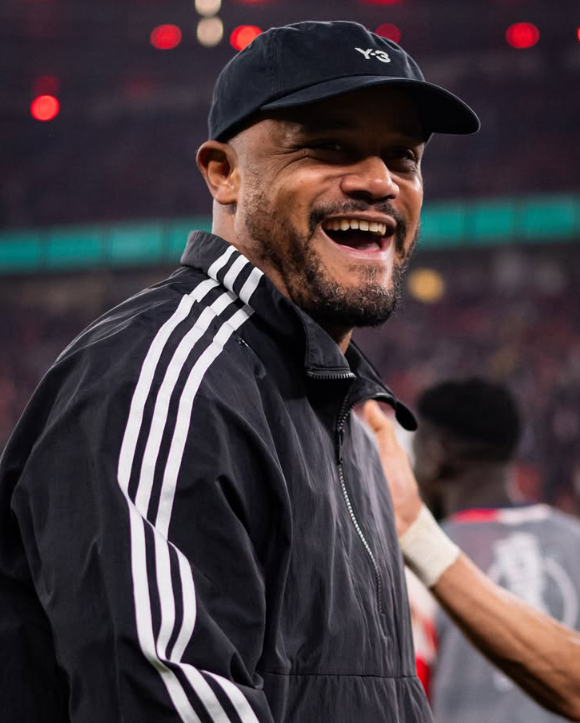 Huấn luyện viên Vincent Kompany Bayern Munich đang mỉm cười sau khi giành chiến thắng trong trận bán kết 2025-2026 DFB Pokal tại Bay Arena ở Leverkusen, Đức vào ngày 23 (giờ Hàn Quốc). /Ảnh = Dịch vụ mạng lưới quan hệ xã hội chính thức của Bayern Munich (SNS)