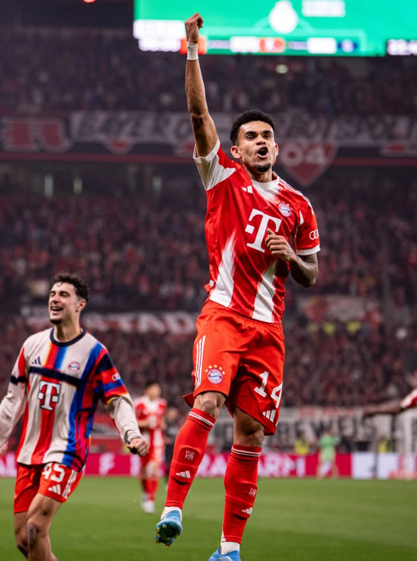 Lewis Dias (phải) vào ngày 23 (giờ Hàn Quốc) đang ăn mừng bằng cách ghi bàn thắng quyết định trong trận bán kết Porkal 2025-2026 được tổ chức tại Bay Arena ở Leverkusen, Đức. /Ảnh = Dịch vụ mạng lưới quan hệ xã hội chính thức của Bayern Munich (SNS)