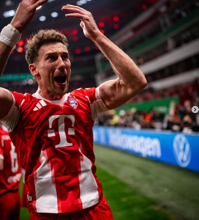 Leon Goretzka đang thu hút sự hưởng ứng của khán giả sau trận bán kết Pokal 2025-2026 được tổ chức tại Bay Arena ở Leverkusen, Đức vào ngày 23 (giờ Hàn Quốc). /Ảnh = Dịch vụ mạng lưới quan hệ xã hội chính thức của Bayern Munich (SNS)