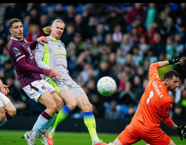 Erling Haaland (center) scores a delicate chip shot for the opening and winning goal during the 2025–2026 EPL Round 34 away match against Burnley at Turf Moor in Burnley, UK, on the 23rd (Korean time). /Photo=Manchester City official social networking service (SNS)