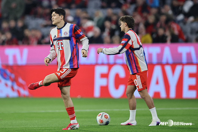 Kim Min-jae (trái) khởi động trước trận đấu. /AFPBBNews = Tin tức 1