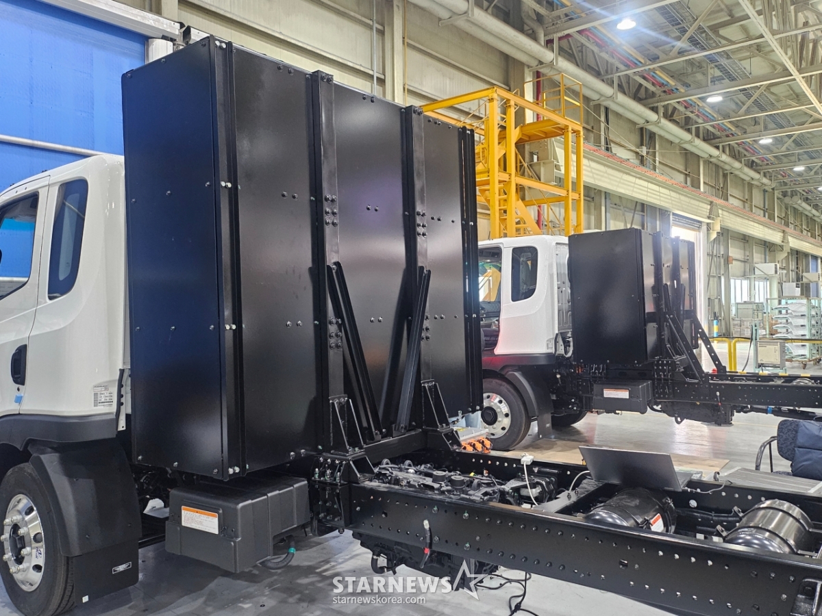 Electric commercial vehicle undergoing testing at the LD factory / Photo by Kim Kyung-soo