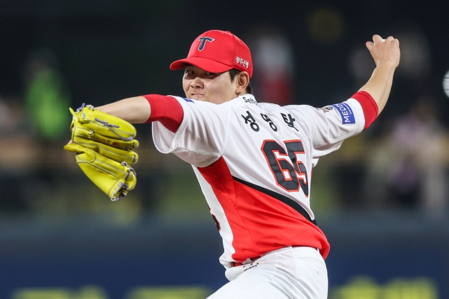 KIA's Sung Young-tak is in action. / Photo = KIA Tigers