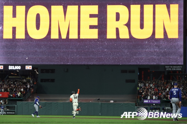 Vào ngày 23 (giờ Hàn Quốc), Patrick Bailey của San Francisco đang chạy vòng quanh sân sau khi đánh một cú home run 3 điểm trái tại căn cứ thứ hai và thứ ba của trận đấu chính thức mùa giải 2026 MLB được tổ chức tại Công viên Oracle ở San Francisco. /AFPBBNews = Tin tức 1