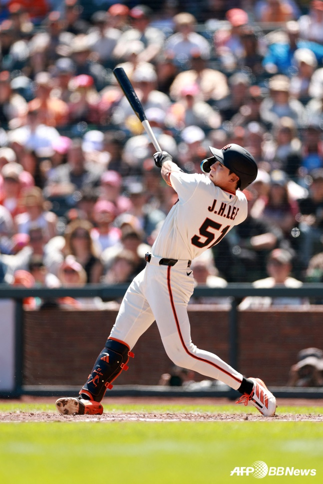 Lee Jung Hoo của San Francisco đang đánh một cú đánh trúng bóng. /AFPBBNews = Tin tức 1