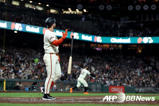 Vào ngày 23 (giờ Hàn Quốc), Patrick Bailey của San Francisco đã đánh một cú home run 3 điểm trái tại căn cứ thứ 2 và thứ 3 của trận đấu trên sân nhà với LA Dodgers trong mùa giải chính thức 2026 MLB được tổ chức tại Công viên Oracle ở San Francisco. /AFPBBNews = Tin tức 1