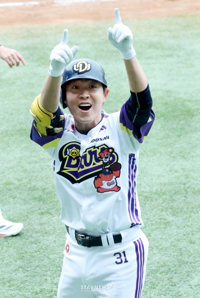 Doosan's Jung Soo-bin performs a celebration for fans after hitting a home run and rounding the bases during a game against LG on Children's Day, May 5, last year. /Photo=StarNews