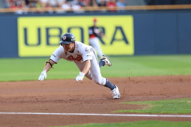 Jung Soo-bin sliding. /Photo=Doosan Bears