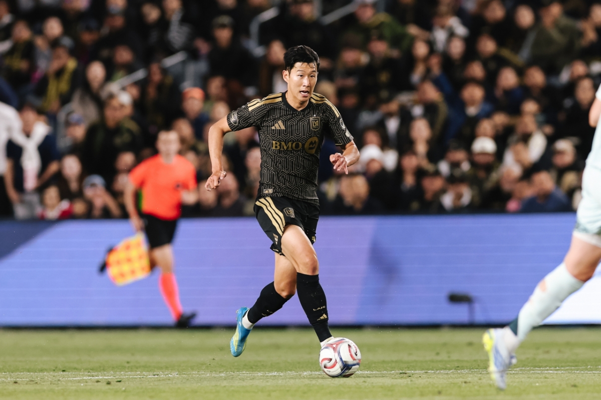 孫興民が23日午前11時30分（韓国時間）、米ロサンゼルスのBMOスタジアムで行われた米大リーグサッカー（MLS）第9ラウンドの試合中、ドリブルを試みている。 /写真=LAFC公式ソーシャル·ネットワーキング·サービス（SNS）