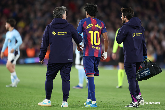 競技場を抜けるラミン·ヤマル（中央）。 /AFPBBNews=ニュース1