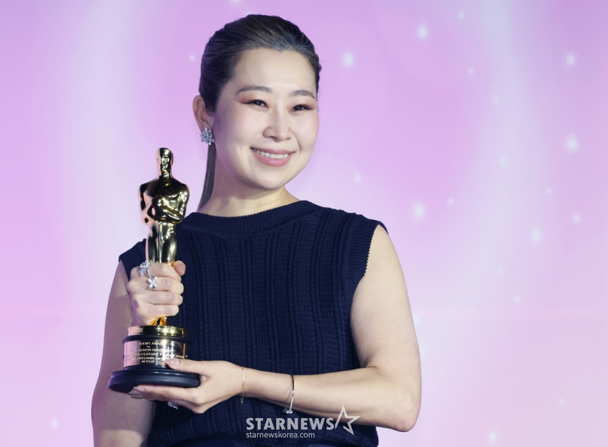 Chiều 1/4, đạo diễn Maggie Kang đang tạo dáng tại buổi họp báo kỷ niệm nhận giải thưởng Academy of K-pop Daemon Hunters diễn ra tại CGV Yongsan IPark Mall, Seoul. /2026.04.01 /Ảnh = Photoguy@ Lee Dong Hoon