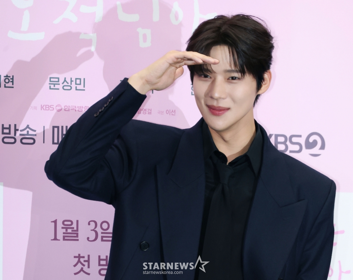 Актриса Мун Сан Мин позирует во второй половине дня 30-го числа на презентации производства субботней драмы KBS 2TV «Дорогой бандит», которая прошла в отеле Стэнфорд в Сангам-дон, Мапо-гу, Сеул.  Опасный и великий роман «Дорогая бандитка», который внезапно стал самой бандиткой в мире, великая армия Чосон, которая преследовала ее, спасает друг друга и, в конце концов, защищает народ», выйдет в эфир 3 января 2026 года. /2025.12.30 /Фото = репортер Ли Дон Хун Фотогуи@