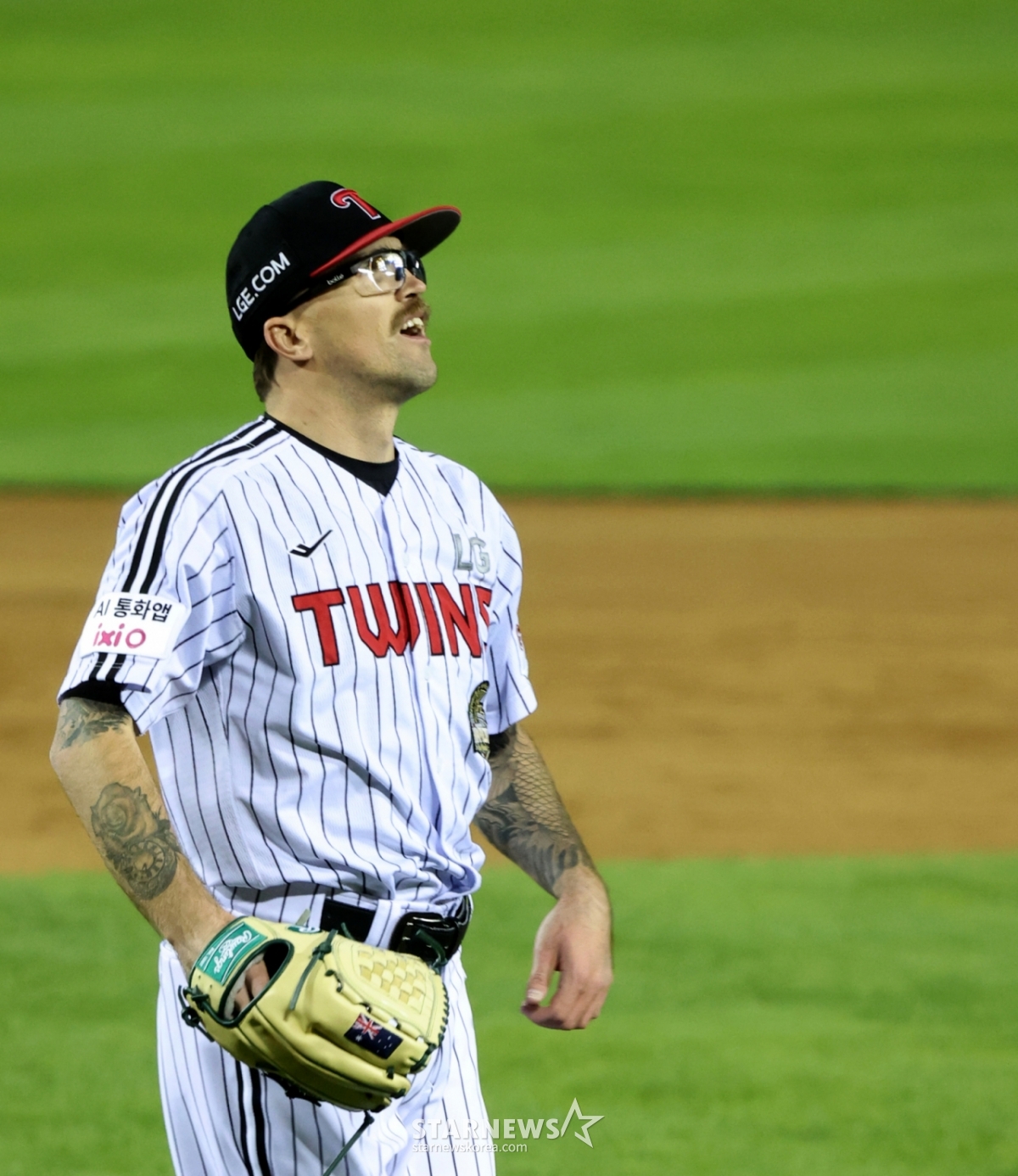 Лаклан Уэллс из LG Twins радуется после того, как завершил восьмой иннинг без пропущенных очков в матче против Ханва Иглз Лиги 2026 Shinhan SOL KBO, который состоялся на бейсбольном стадионе Джамсиль 22-го числа. /Фото = Старший репортер Кан Ён Чжо