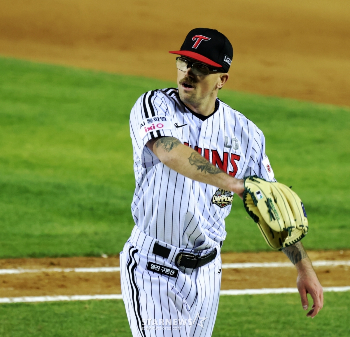 Лаклан Уэллс из LG Twins радуется после того, как завершил восьмой иннинг без пропущенных очков в матче против Ханва Иглз Лиги 2026 Shinhan SOL KBO, который состоялся на бейсбольном стадионе Джамсиль 22-го числа. /Фото = Старший репортер Кан Ён Чжо