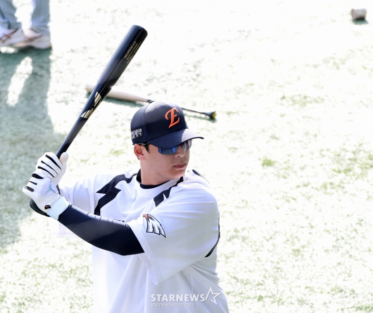 Но Си Хван из Hanwha Eagles готовится к удару перед матчем против LG Twins в 2026 Shinhan SOL KBO League, который состоится на бейсбольном стадионе Джамсиль 22-го числа. /Фото = Старший репортер Кан Ён Чжо
