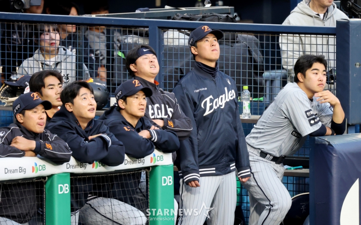 Ханва Нох Ханва Иглз Нох Си Хван (второй справа) наблюдает за игрой своих коллег во время игры 2026 Shinhan SOL KBO League LG Twins, которая состоится на бейсбольном стадионе Джамсиль 22-го числа. /Фото = Старший репортер Кан Ён Чжо