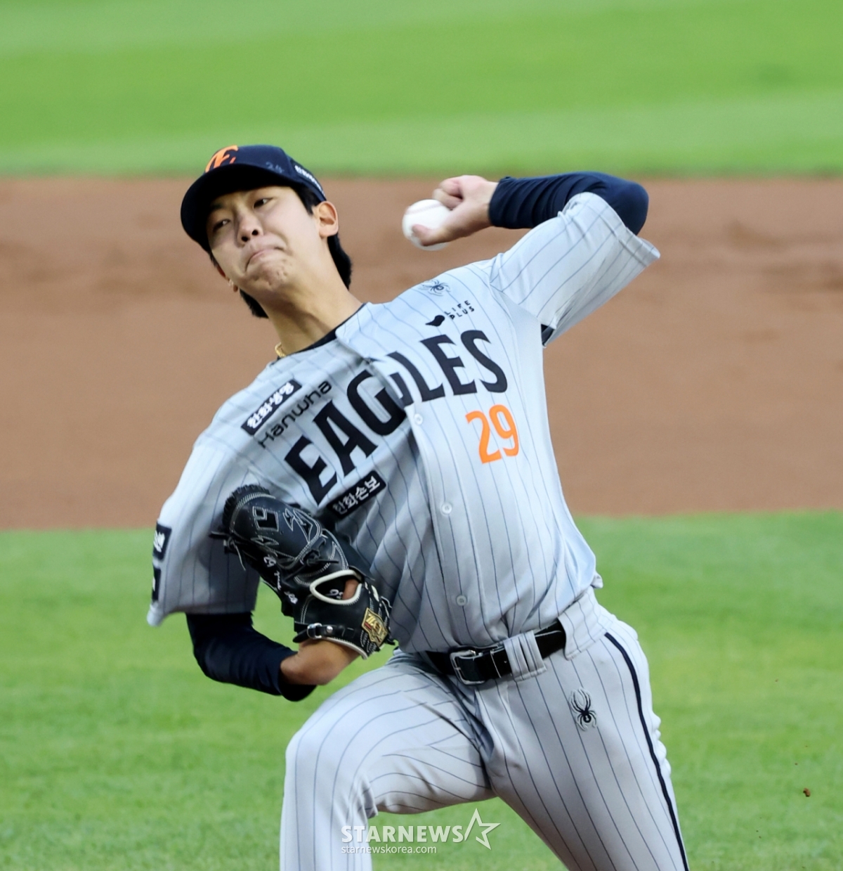 Hanwha Eagles Hwang Jun-seo is pitching in relief during the 2026 Shinhan SOL KBO League road game against LG Twins at Jamsil Stadium on the 23rd. /Photo=Senior reporter Kang Young-jo